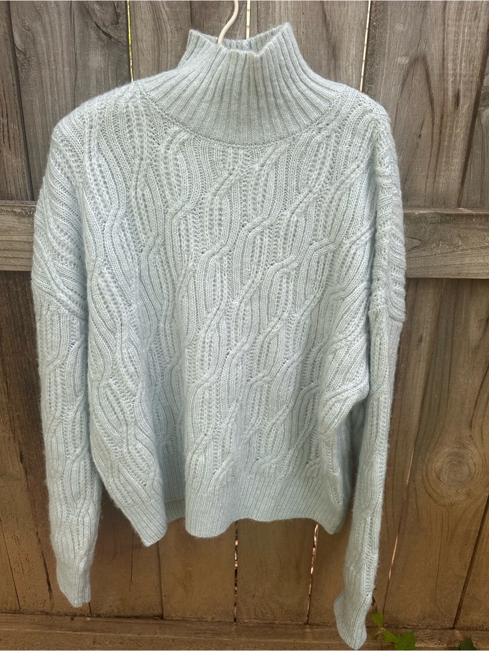 Vineyard Vines light blue sweater